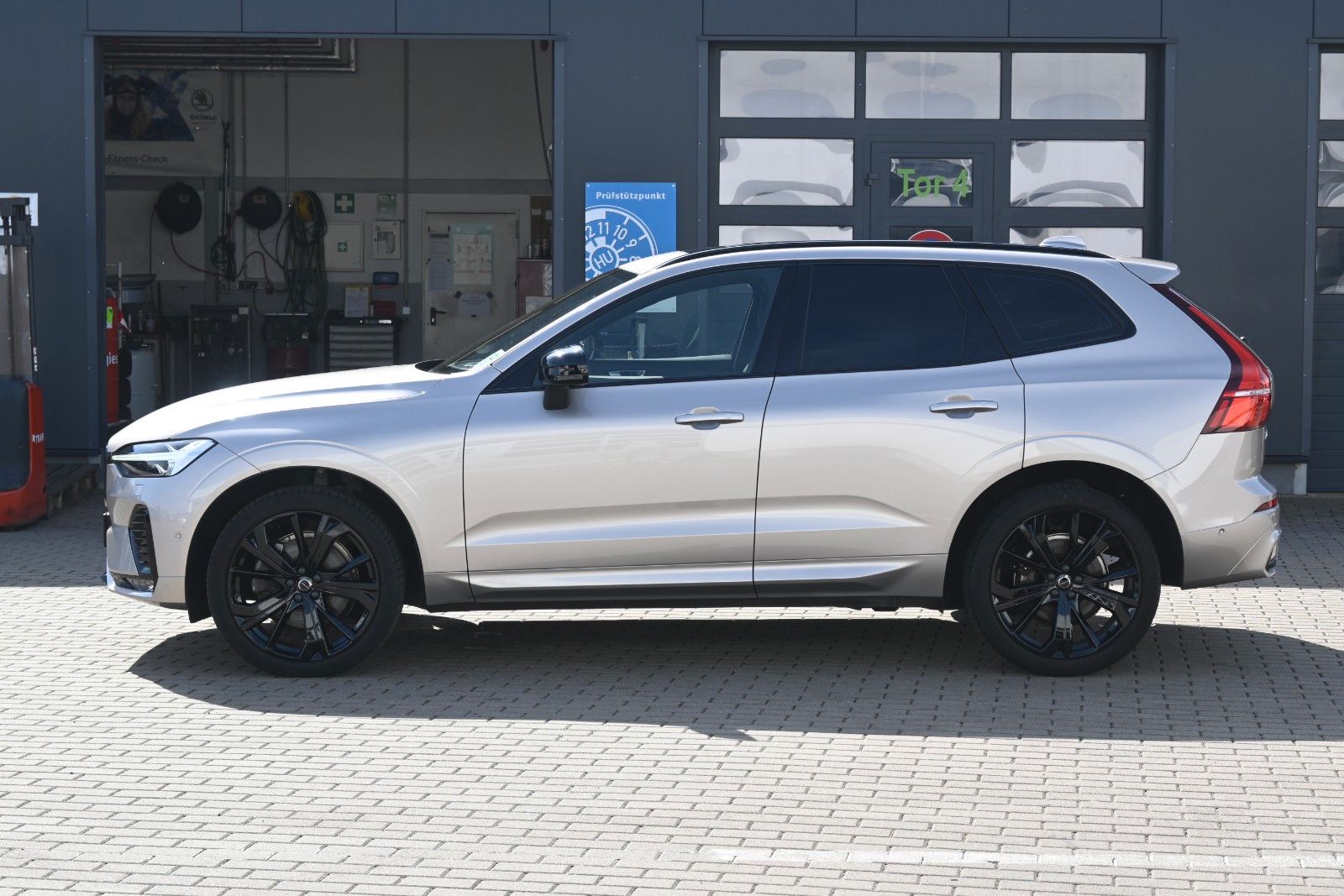Fahrzeugabbildung Volvo XC60 B4 AWD Plus Dark*LED*PANO*STHZ*H&K*360°*AHK