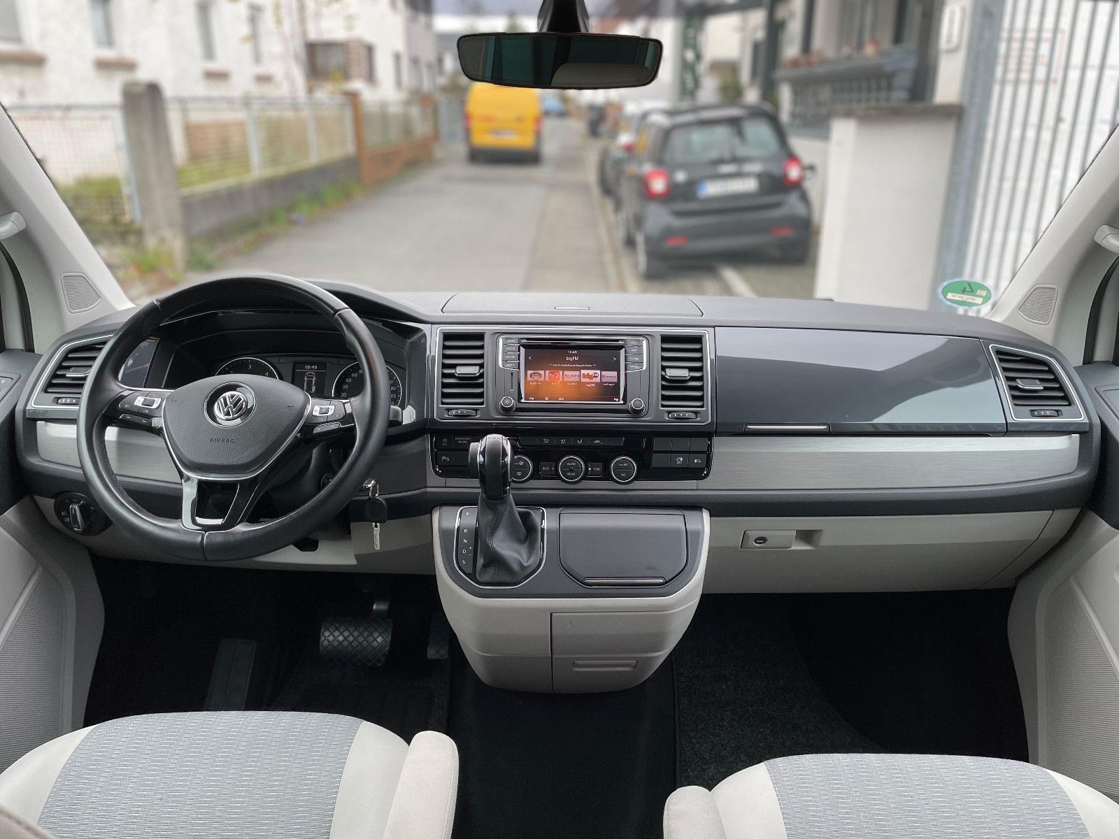 Fahrzeugabbildung Volkswagen T6 Caravelle Comfortline lang 9Sitze Automatik