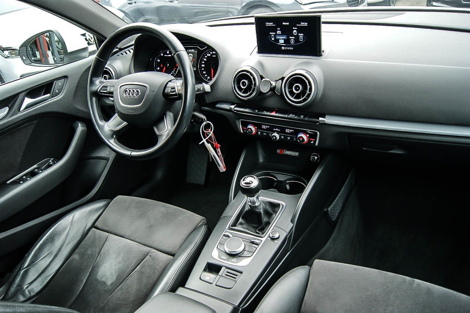 Fahrzeugabbildung Audi A3 Limousine 1.4 TFSI S-LINE NAVIGATION XENON 18