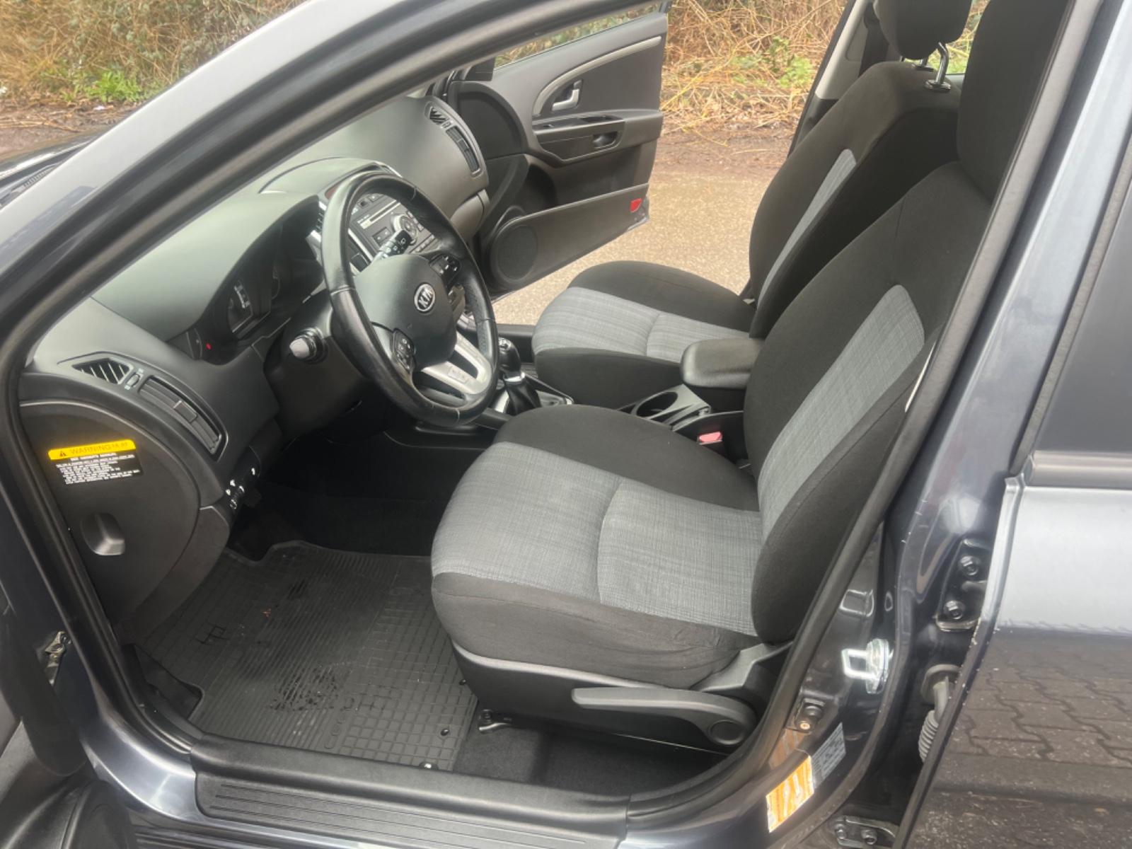 Kia cee'd 2011 — photo 9