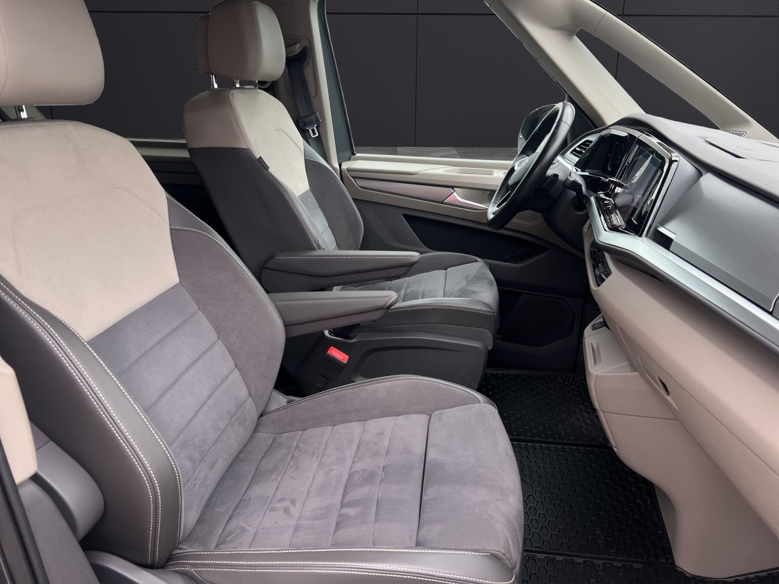 Fahrzeugabbildung Volkswagen T7 Multivan eHybrid Life Standhzg. LED AHK Navi