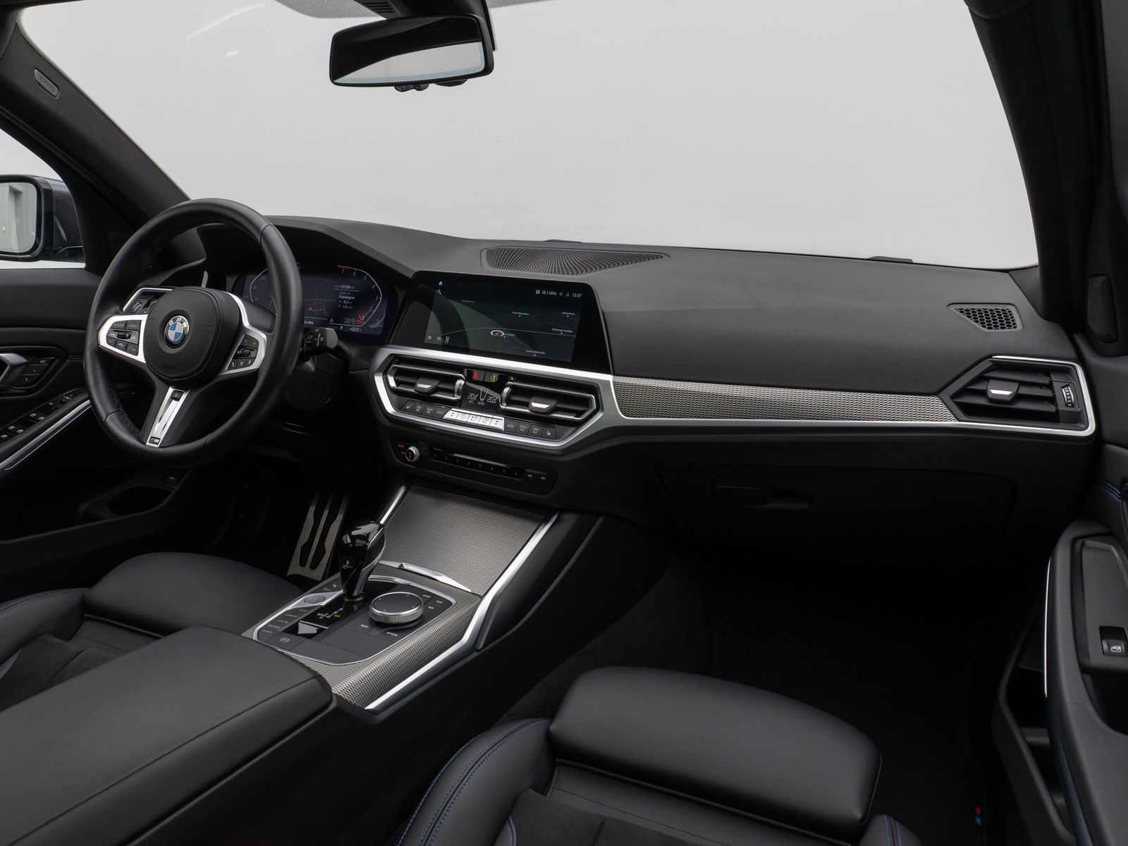 Fahrzeugabbildung BMW 330i M Sport Panorama Kamera DAB HiFi Komfort