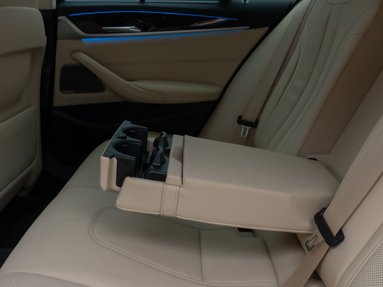 Fahrzeugabbildung BMW 530e Laser 360° HUD DAB H/K Komfort Alarm Sport