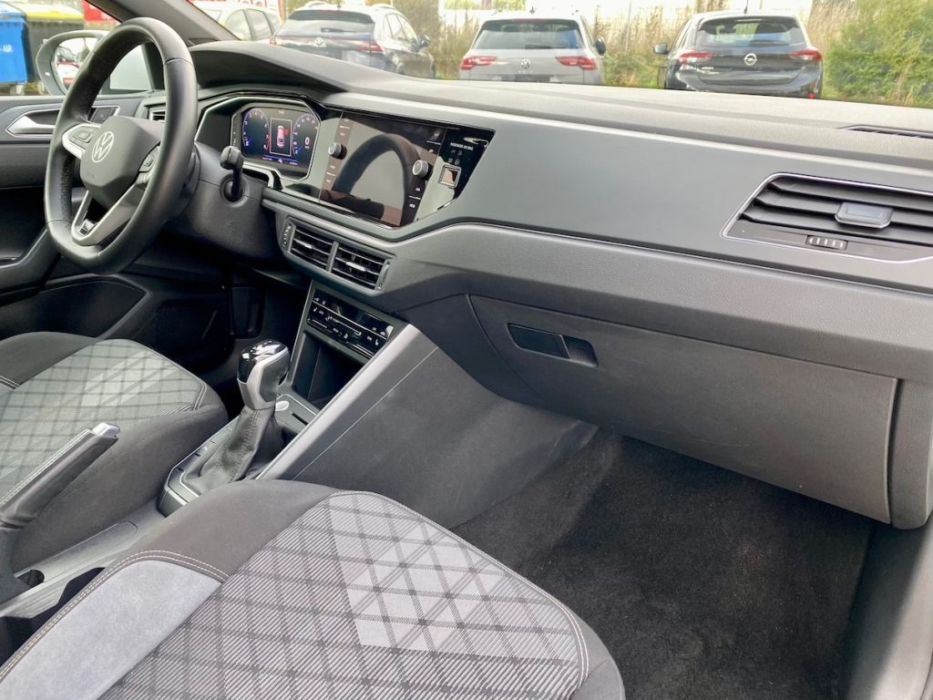 Fahrzeugabbildung Volkswagen Taigo 1.5 DSG R-Line AAC SHZ GJR KAMERA