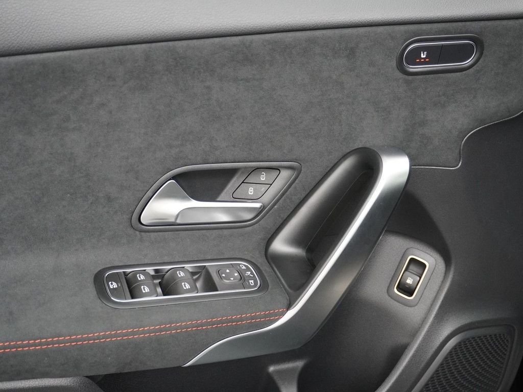 Mercedes-Benz A 250 e Star Edition AMG Line | Panorama - Schie