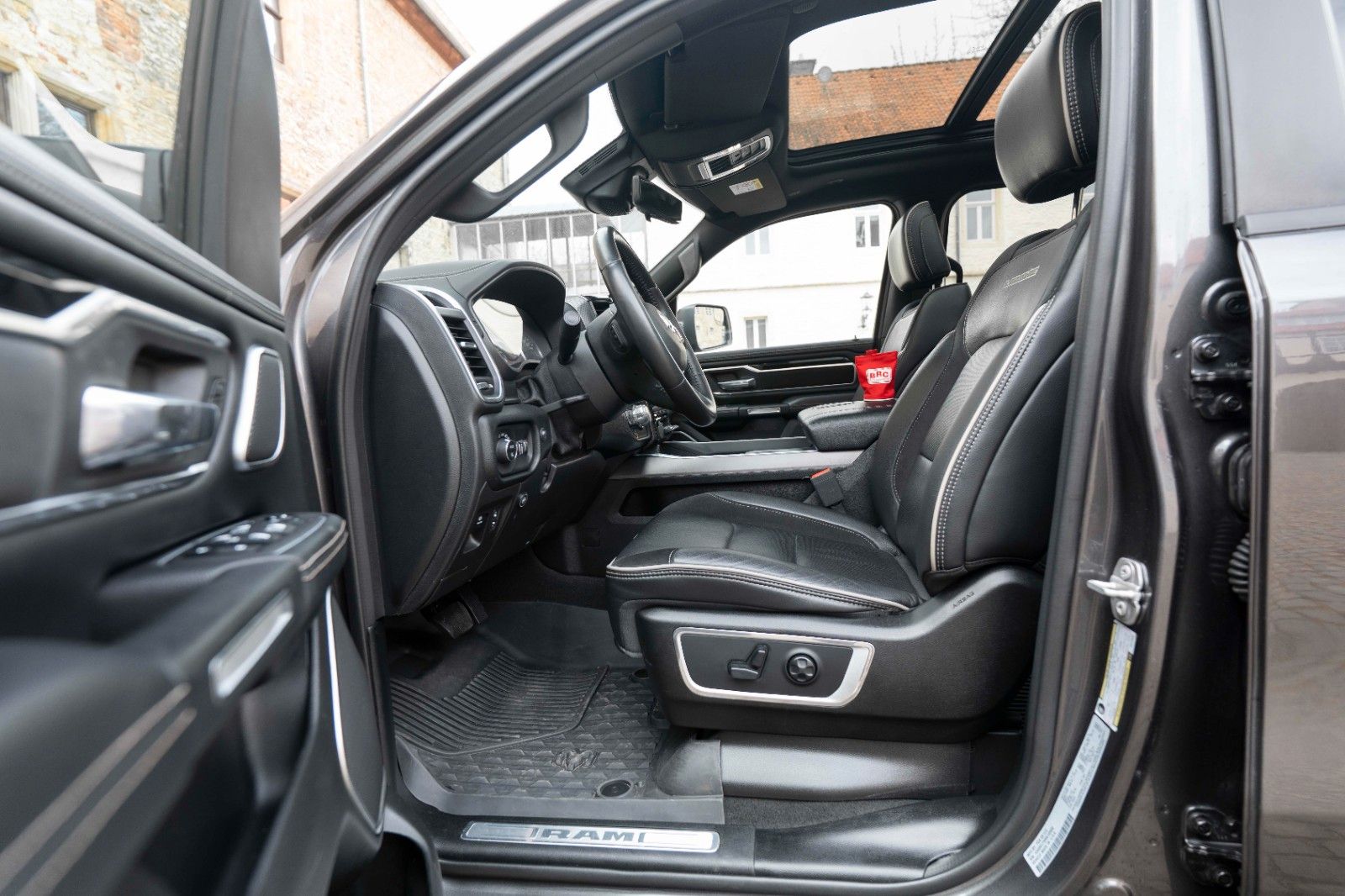 Fahrzeugabbildung Dodge RAM 5,7L Laramie CC 4X4 360° LED CARPLAY LPG AHK