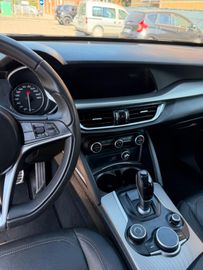 Alfa-Romeo Stelvio - 8