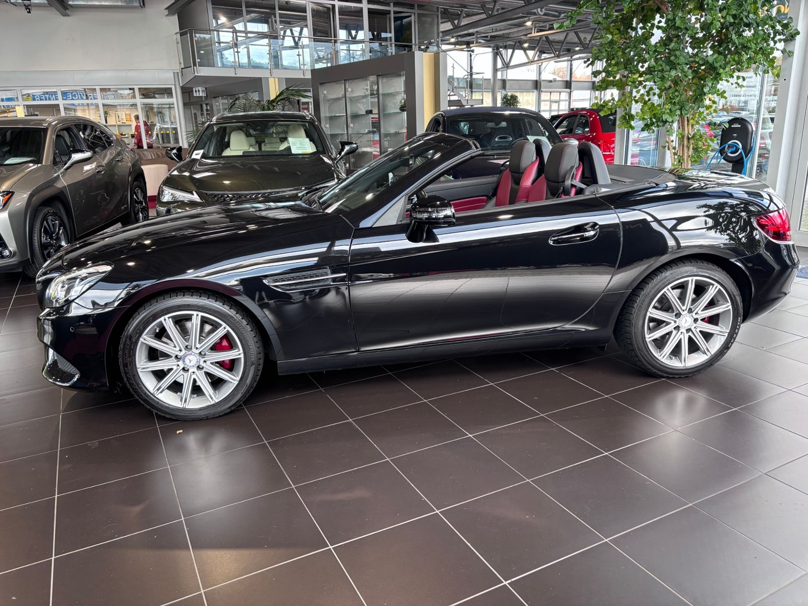 Fahrzeugabbildung Mercedes-Benz SLC 300 9G-Tronic LED NAVI ALU