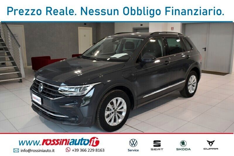 Volkswagen Tiguan - 1