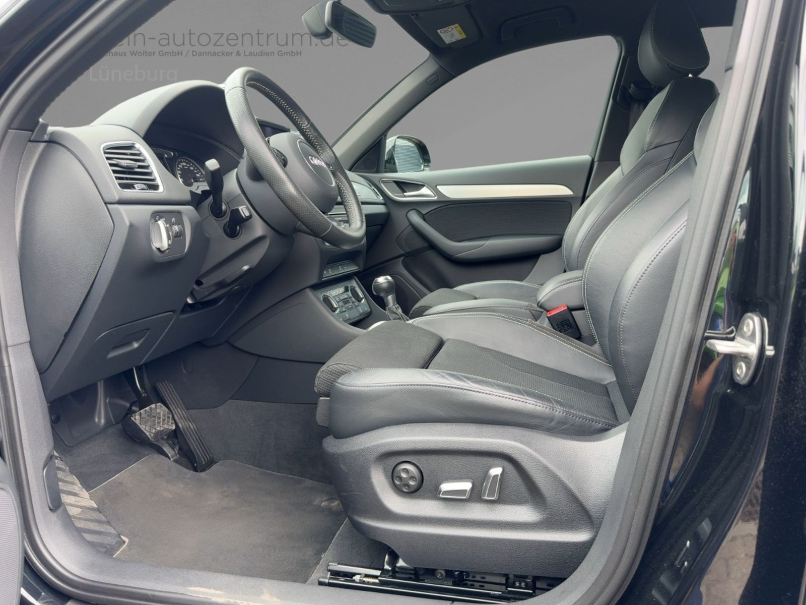 Fahrzeugabbildung Audi Q3 2.0 TFSI quattro sport Alu LED AHK S-line Nav