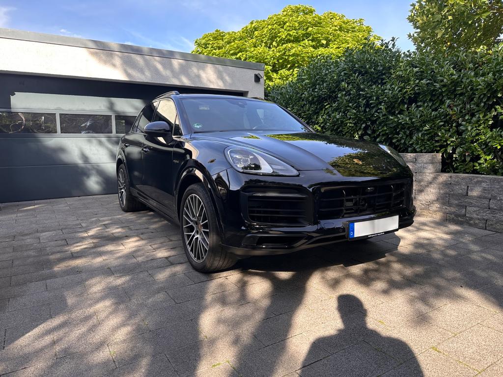 2022 Porsche Cayenne E-Hybrid Platinum Edition Approv