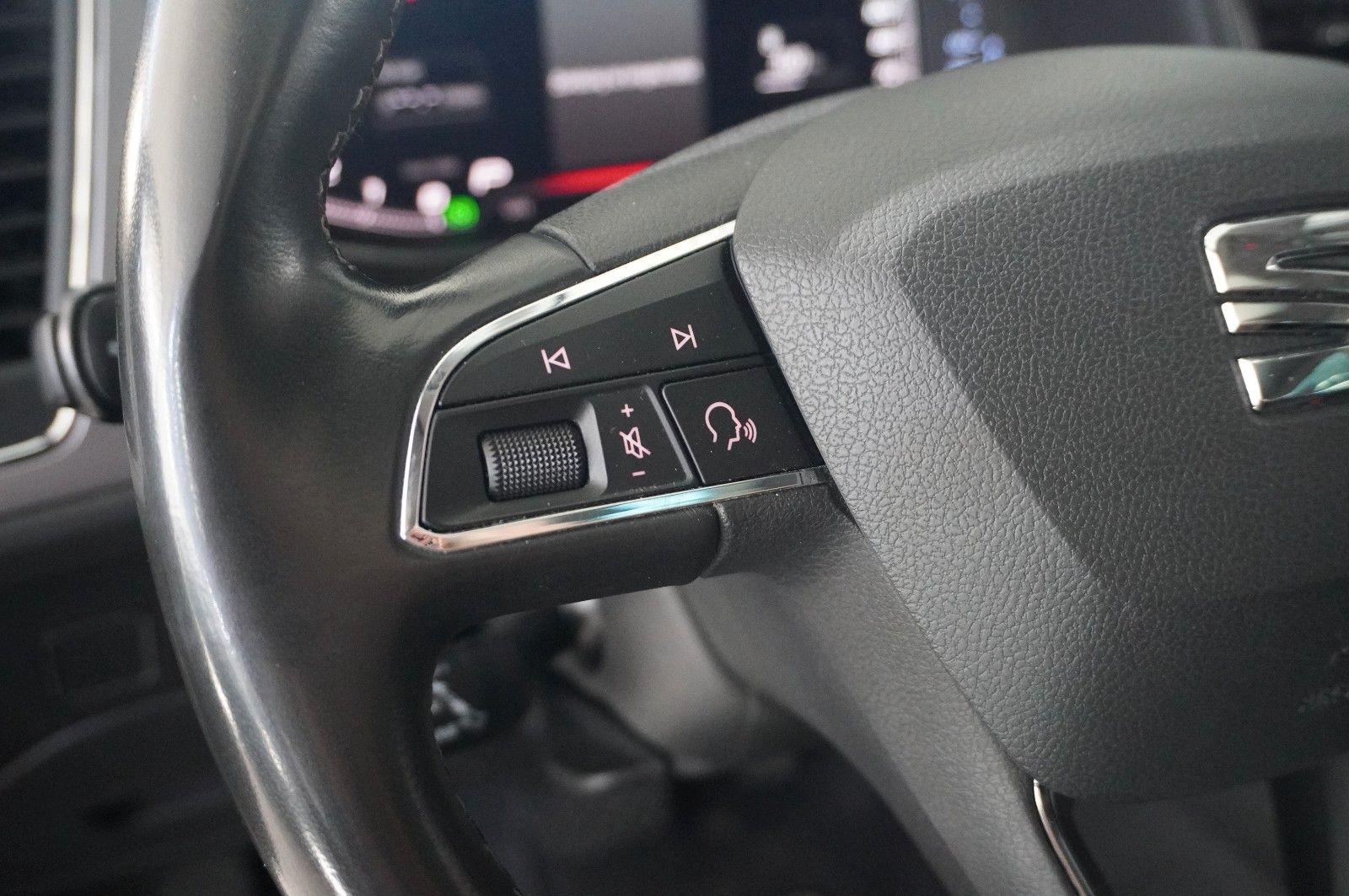 Fahrzeugabbildung SEAT Leon ST 1.6 TDI STYLE DSG NAVI/LED/KAMERA/SH/AHK