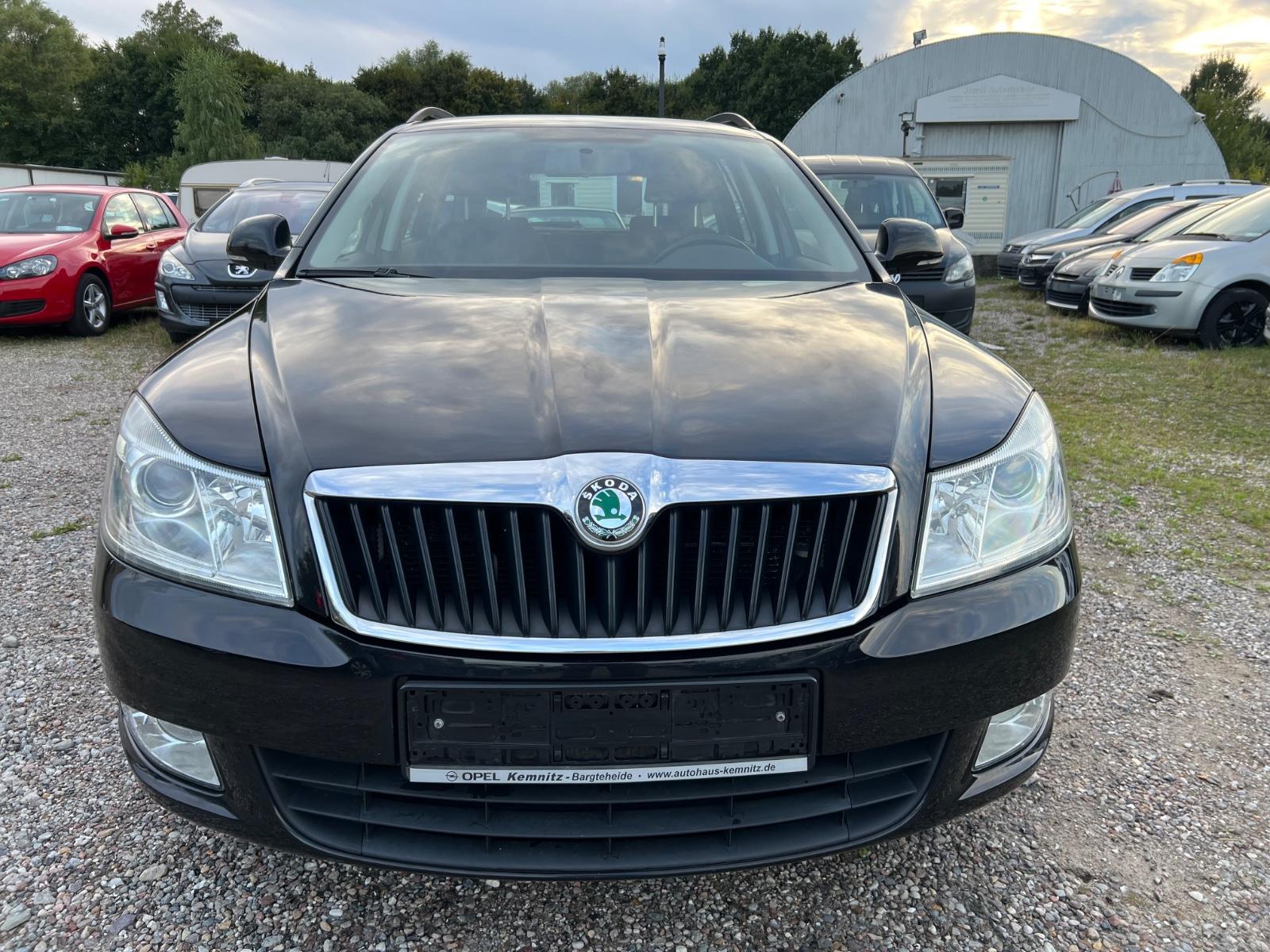 Skoda Octavia 2012 — rear view
