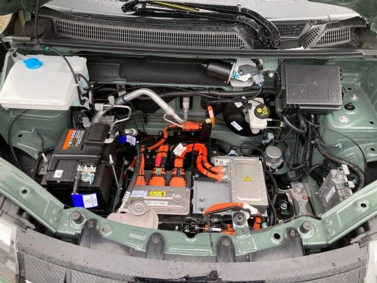 Fahrzeugabbildung Dacia Spring Essential CCS- Anschluss