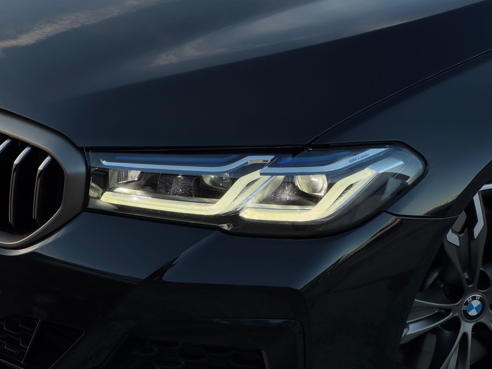 Fahrzeugabbildung BMW M550i xDr H&K 360° HUD Laser ACC SHD StdHz Nappa