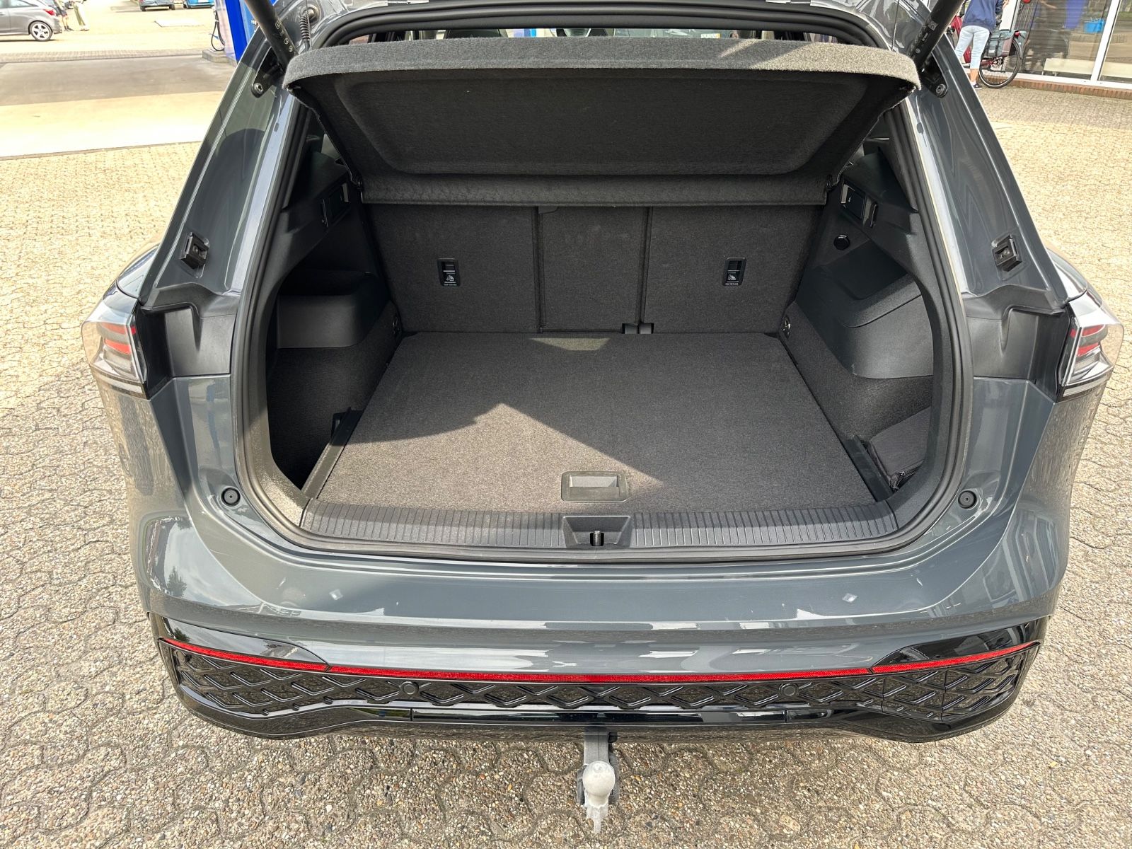 Fahrzeugabbildung Volkswagen Tiguan 2.0 TDI 4M R-Line Pano/AHK/ACC/Navi