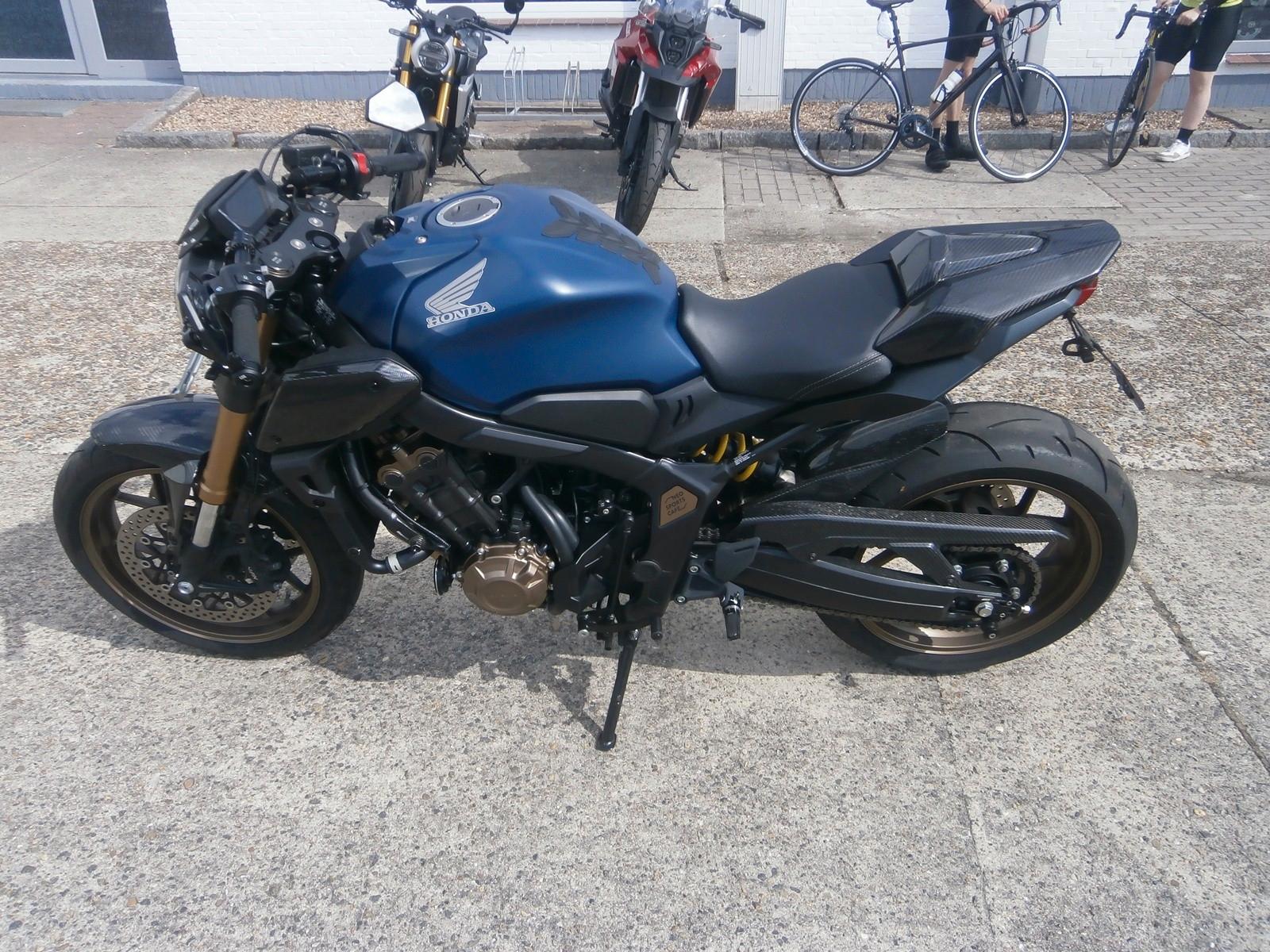 Honda CB 650RA reichlich Umbau.Carbon