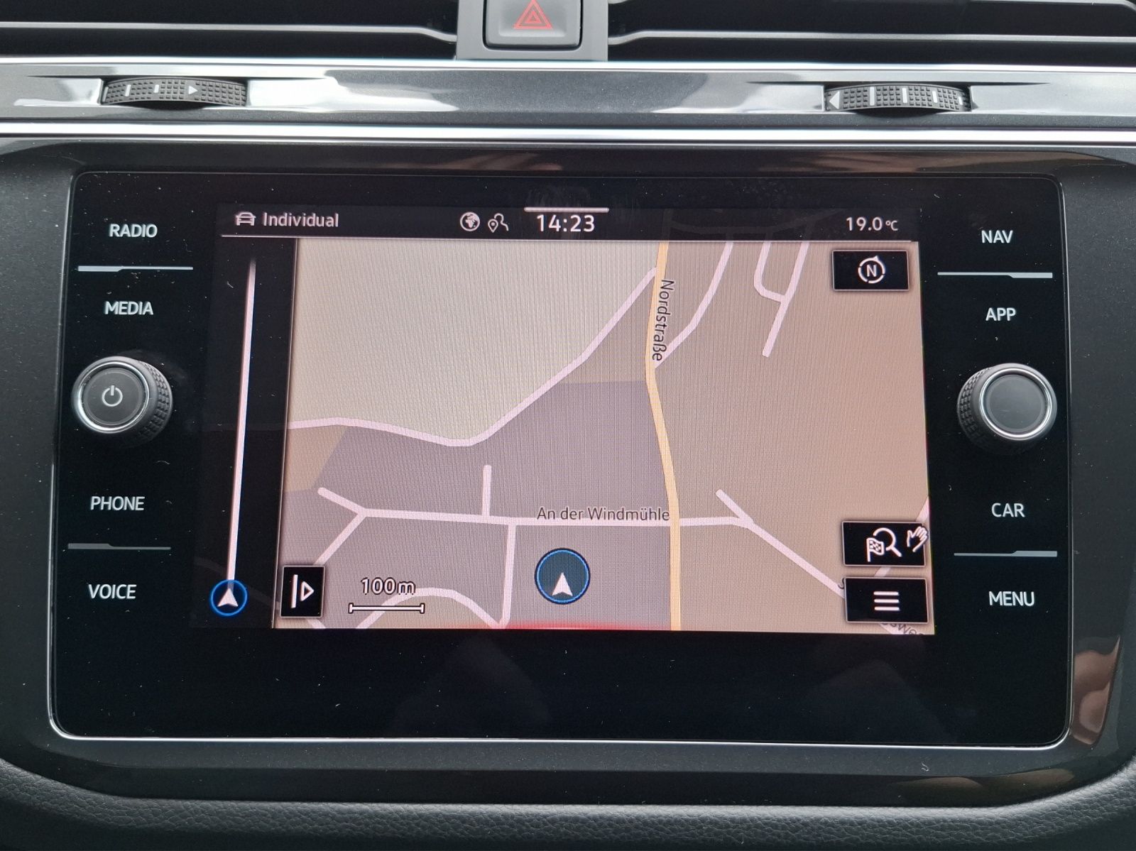 Fahrzeugabbildung Volkswagen Tiguan TSI R-Line DSG 4M Matrix AHK Navi AID ACC