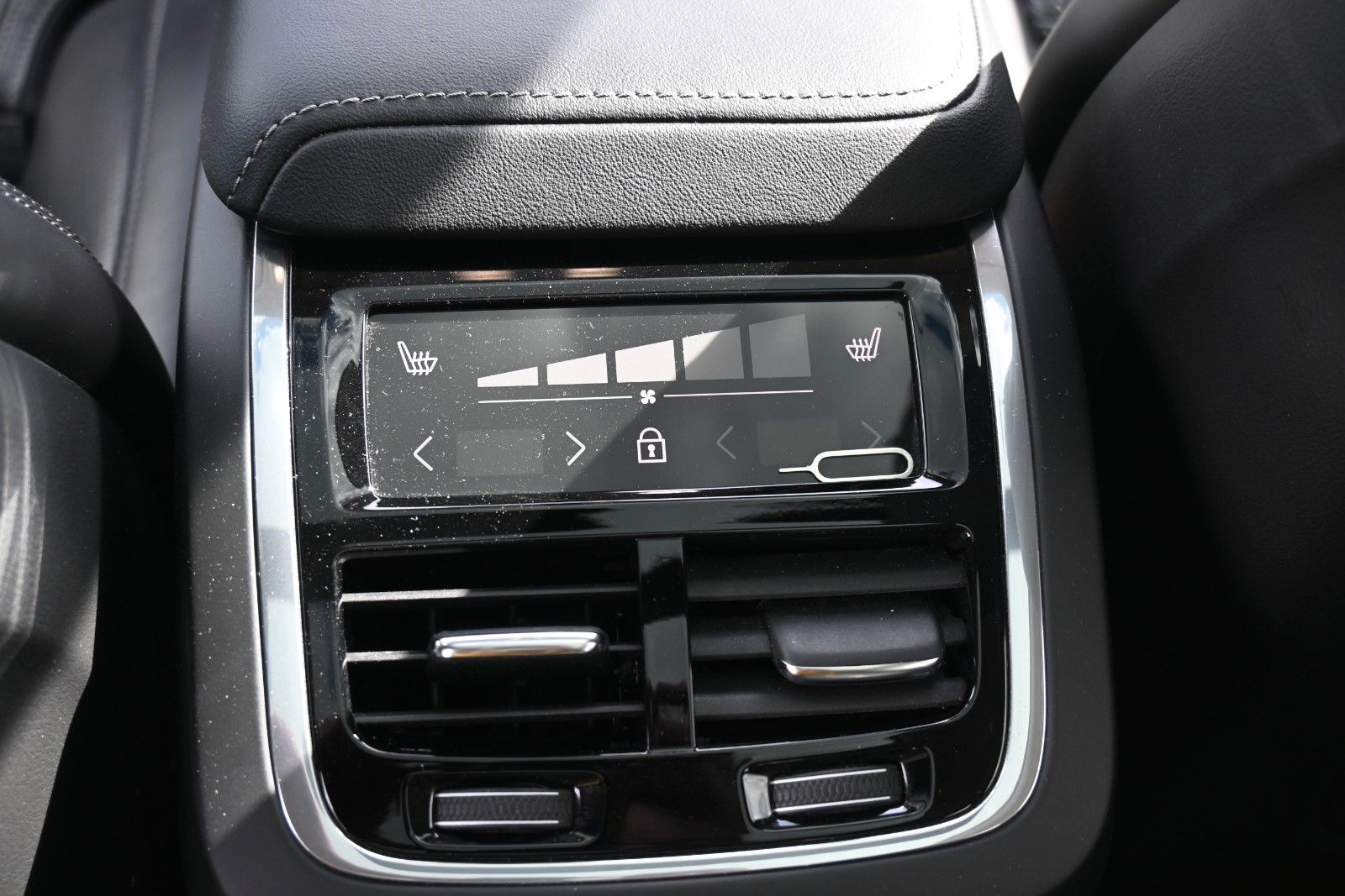 Fahrzeugabbildung Volvo XC60 B5 D AWD Ultimate Dark*STDHZG*360°LUFT*ACC