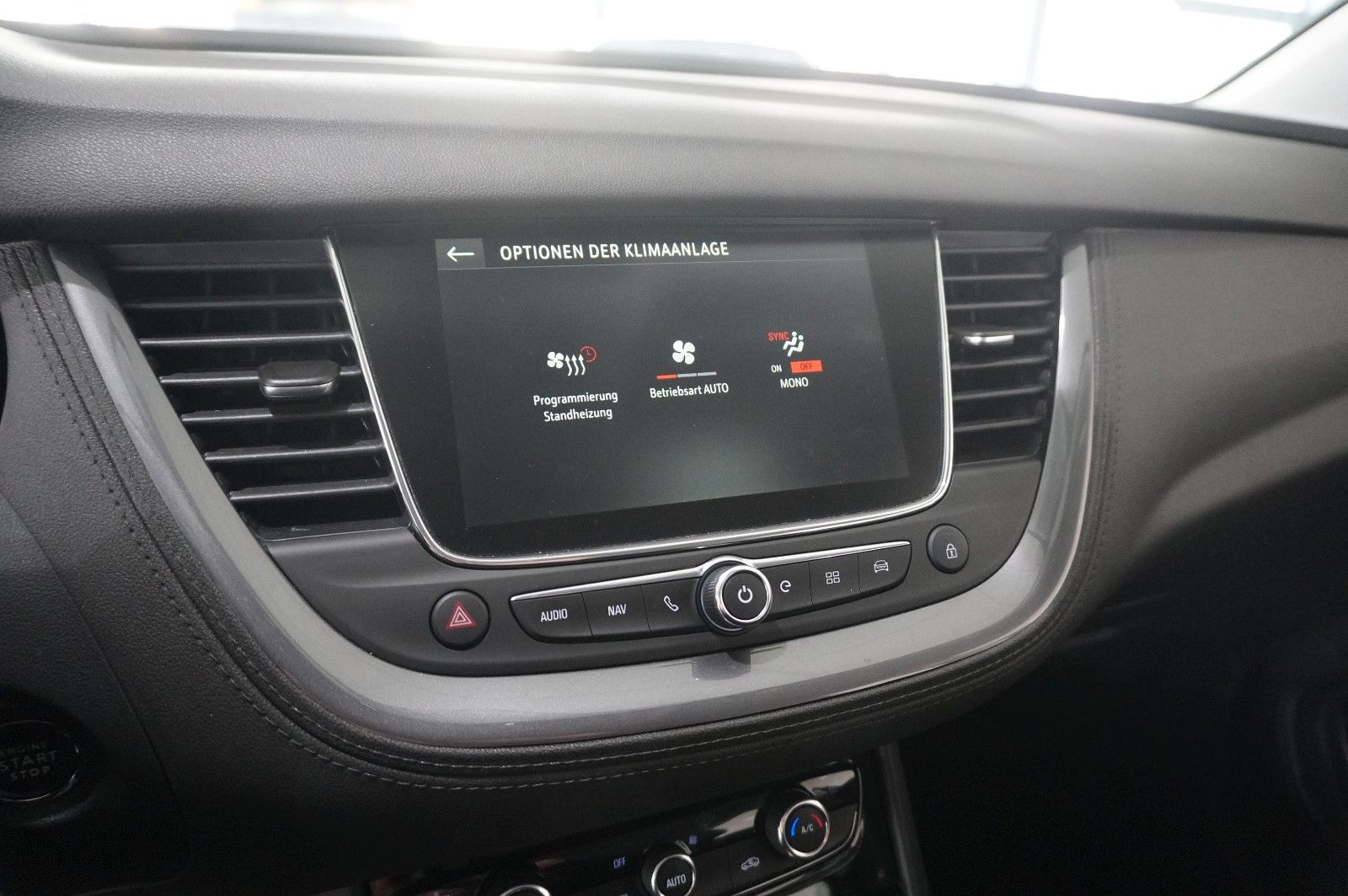 Fahrzeugabbildung Opel Grandland (X) 1.6T HYBRID NAVI/KAMERA/SH/SPORT