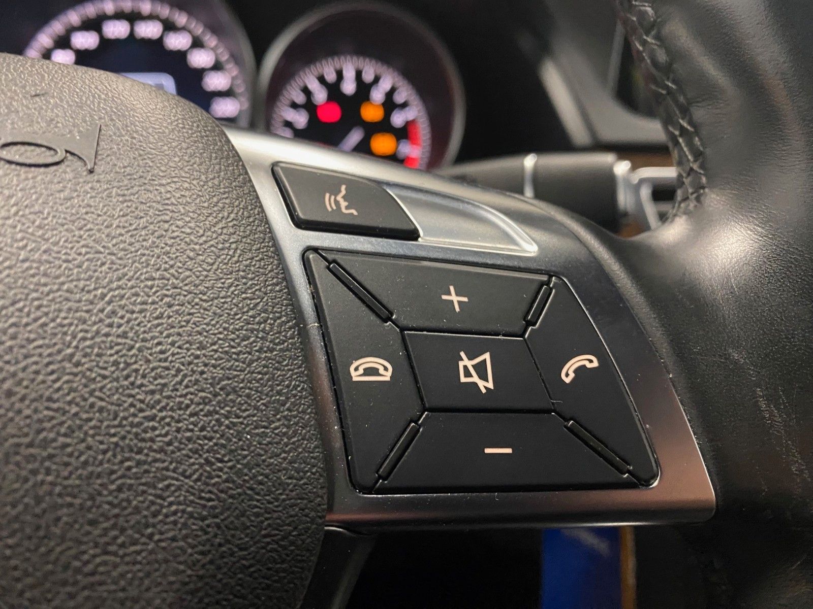 Fahrzeugabbildung Mercedes-Benz E 200 T ELEGANCE+NAVI+LED Scheinwerfer+Distronic