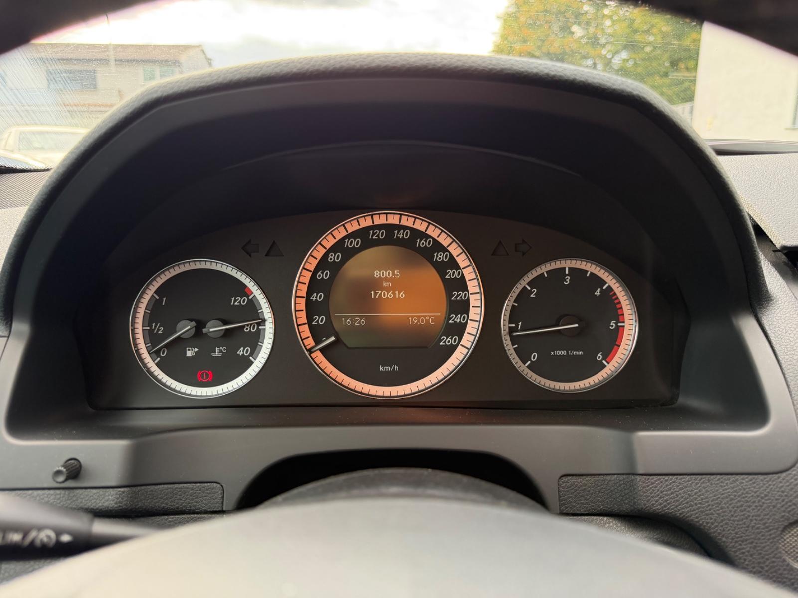 Mercedes-Benz C200 2010 — photo 13