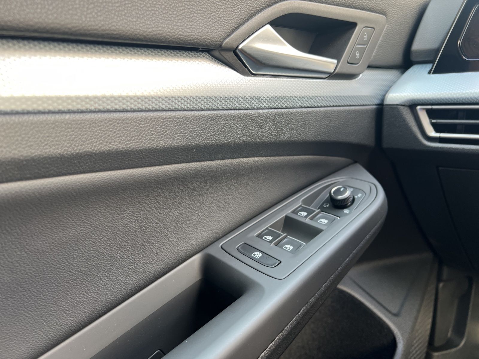 Fahrzeugabbildung Volkswagen Golf VIII Variant TSI Energy DSG LED Navi AID AC