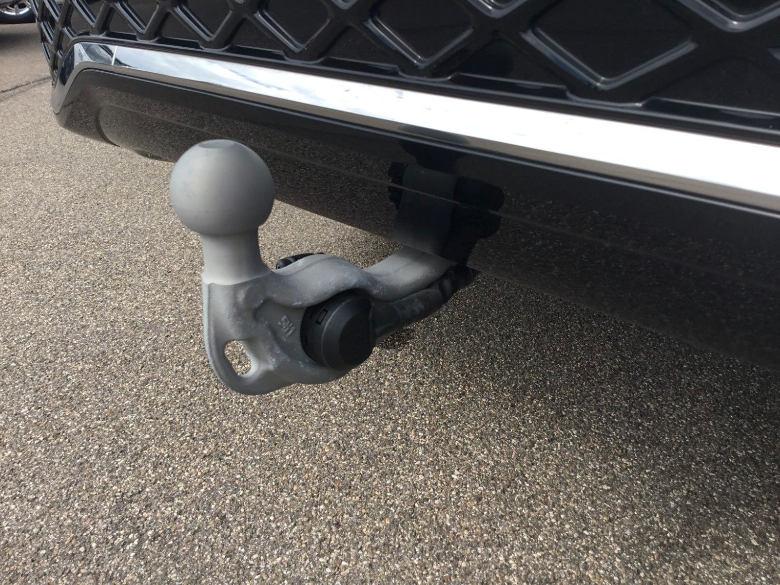 Fahrzeugabbildung Volkswagen Tiguan 2.0 TDI DSG 4M R-Line+AHK+20"+Matrix+Pano