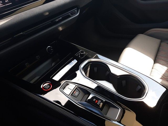 Fahrzeugabbildung Audi A6 Limousine S line TFSI quattro Pano 21'' HeadU