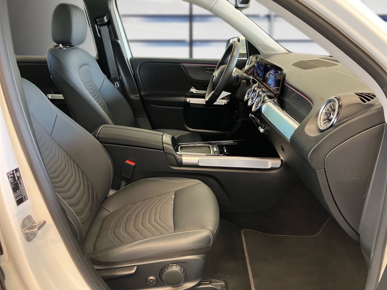 Fahrzeugabbildung Mercedes-Benz EQB 250+ BONUS+PANORAMA+360°+DISTRONIC+CARPLAY++