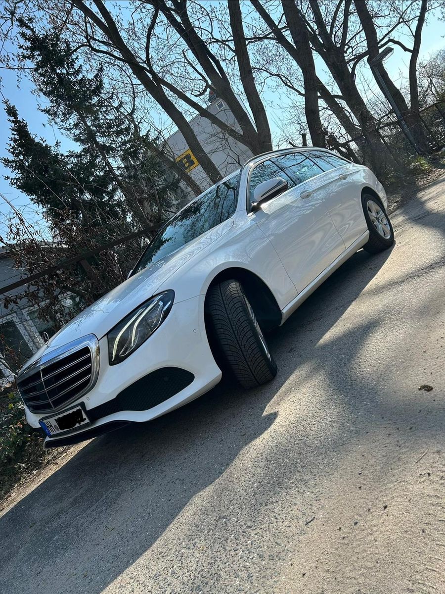 MERCEDES-BENZ E 220