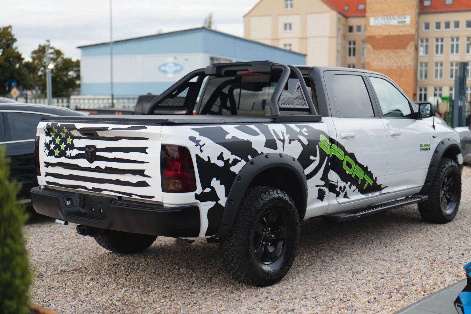 Fahrzeugabbildung Dodge RAM 5.7 V8 HEMI 4x4 OFFROAD Night-Paket LONGBED