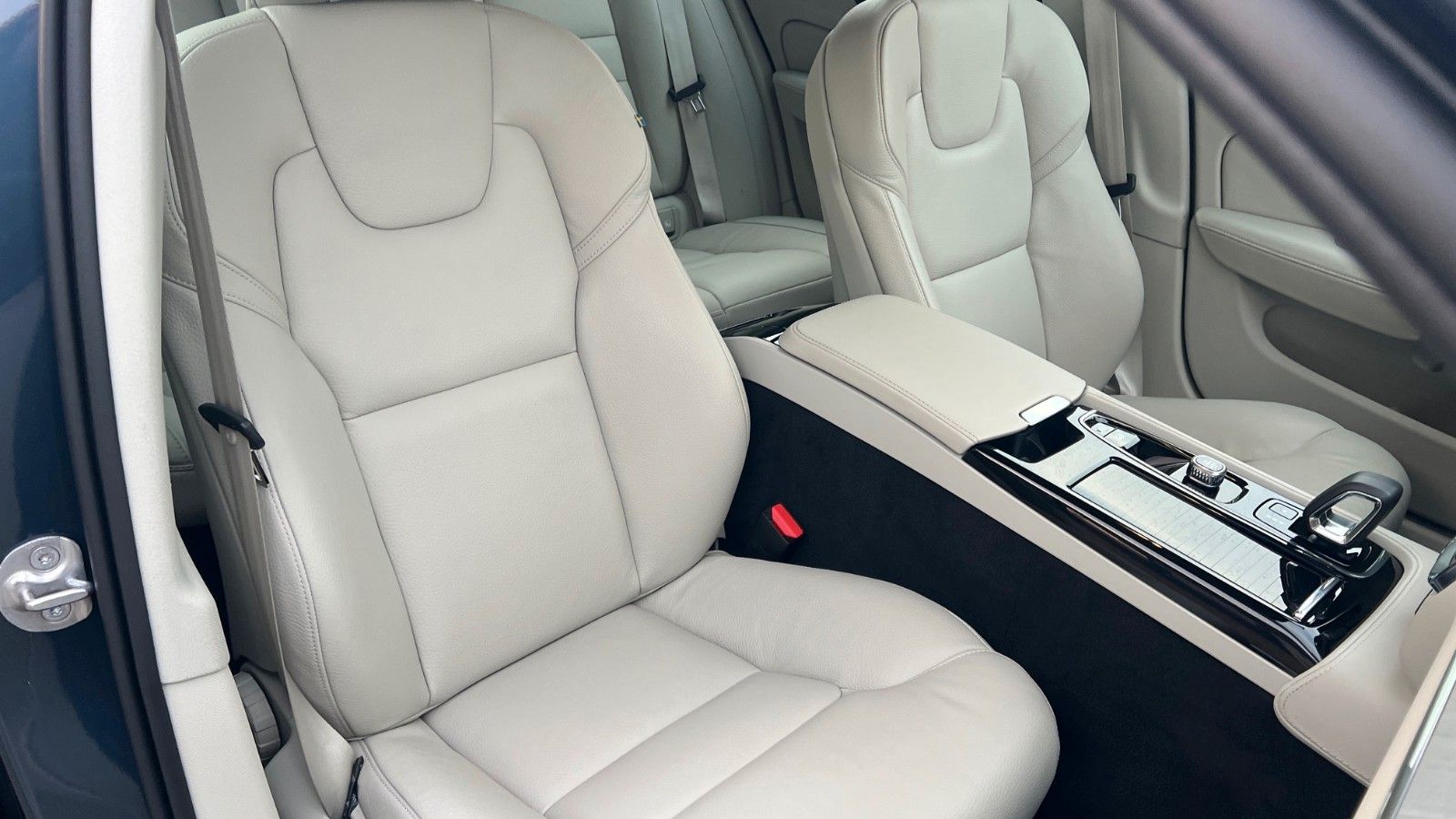 Fahrzeugabbildung Volvo V60 T6 PHEV AWD Essential *Leder*PDC*LHZG*