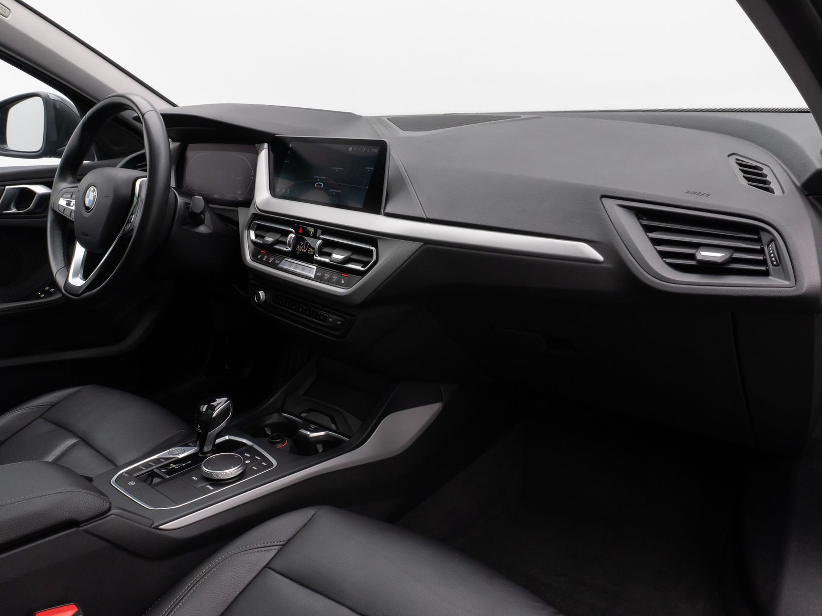 Fahrzeugabbildung BMW 118i Panorama HUD DAB HiFi WLAN PDC LED Alarm