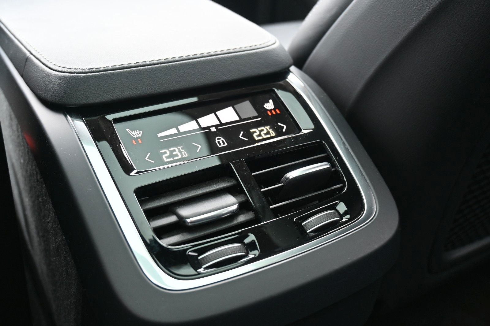 Fahrzeugabbildung Volvo B5 AWD Ultimate Dark *HUD*B&W*LUFT*MASS*AHK*