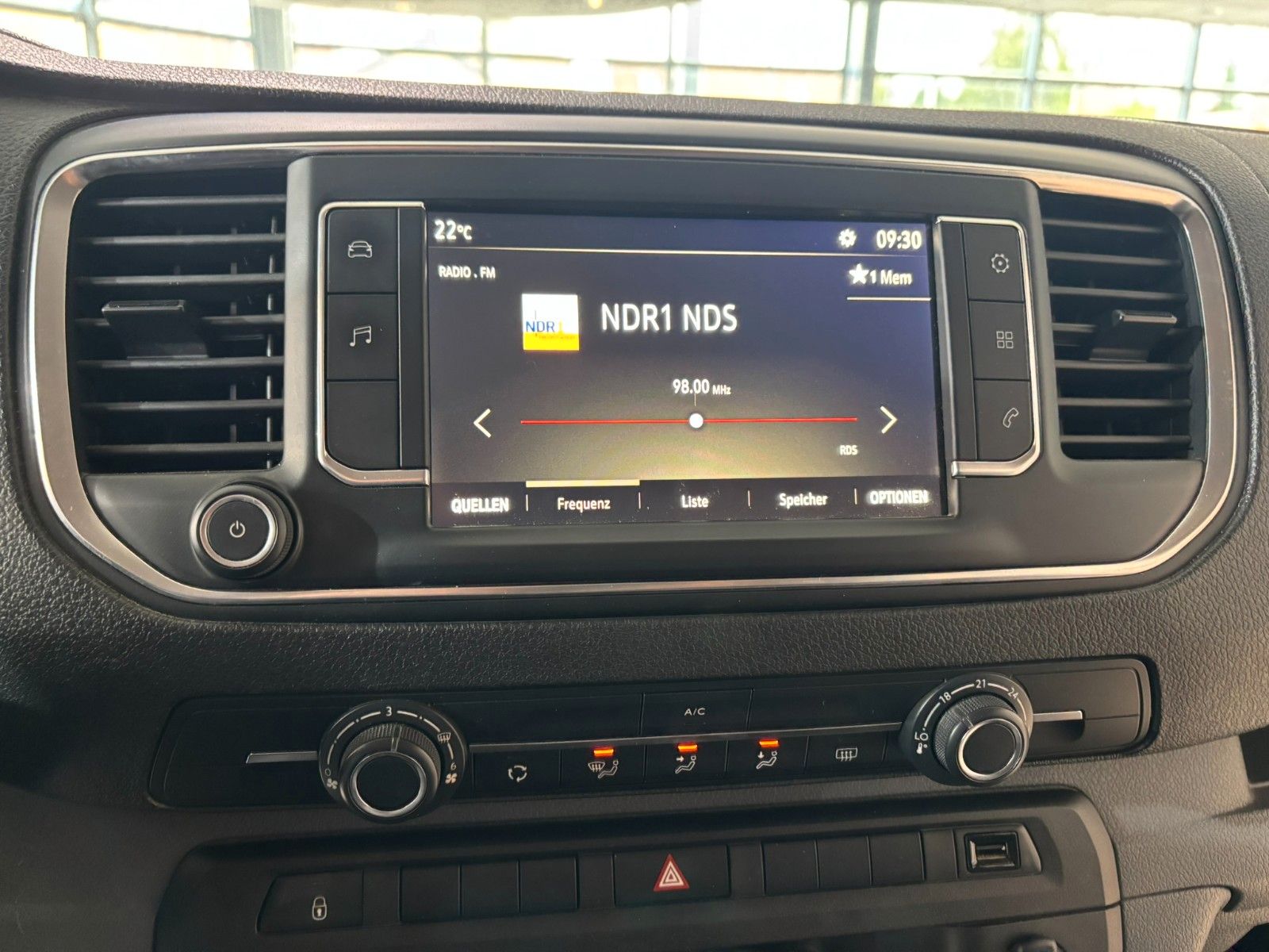 Fahrzeugabbildung Opel Vivaro Kombi M 1.5D 6-SITZER/AHK/PDC/SOLARPROTEC