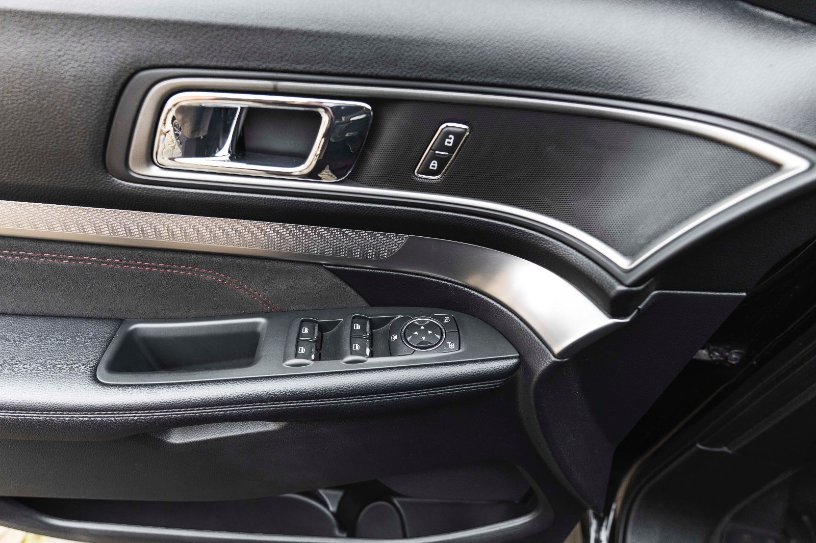 Fahrzeugabbildung Ford Explorer XLT 3,5L 4X4 LPG 6 SITZE KAM NAV