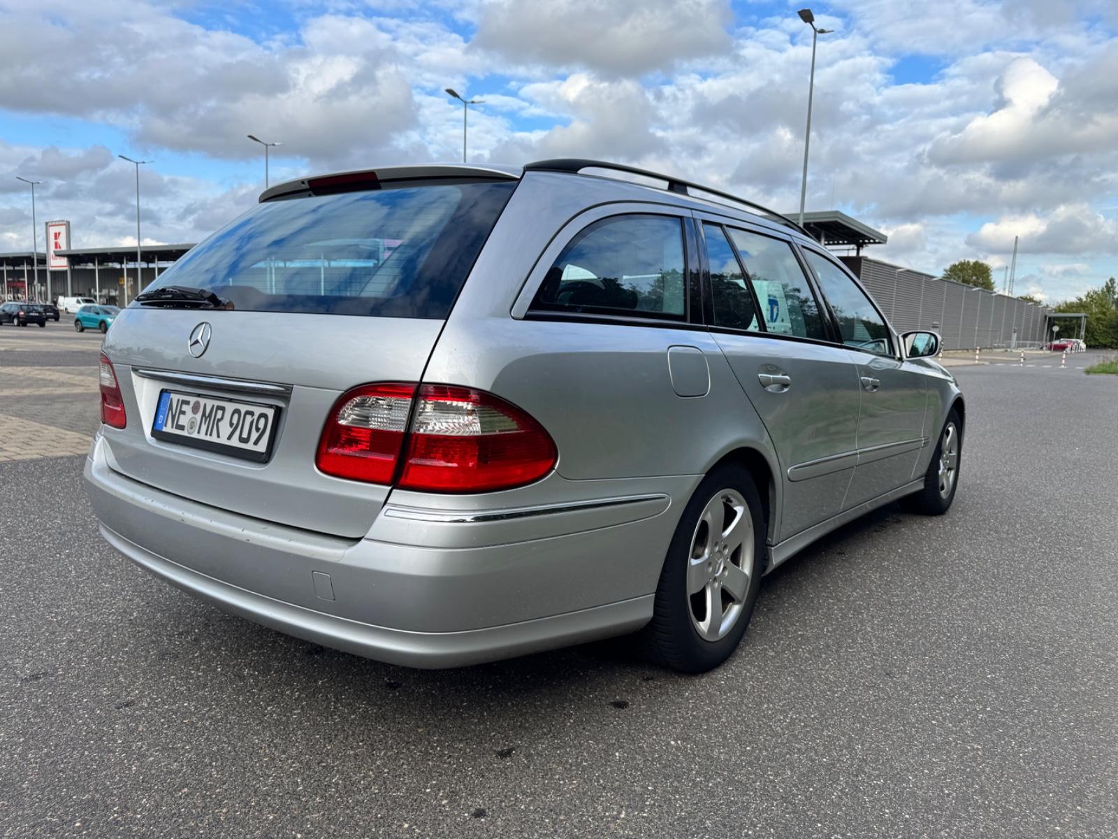 Mercedes-Benz E200 2005 — rear view