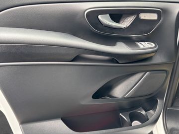 Mercedes V 220 - 10