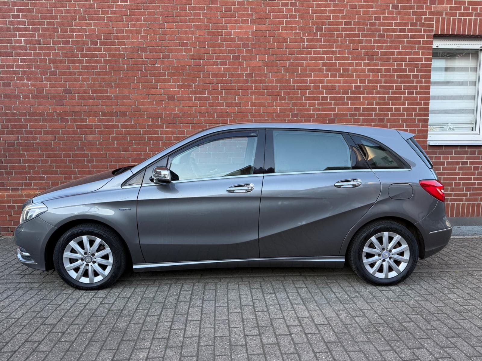 Mercedes-Benz B 200 Edition 1 "Navi"Leder"SiHz""Xenon"Kam"AHK