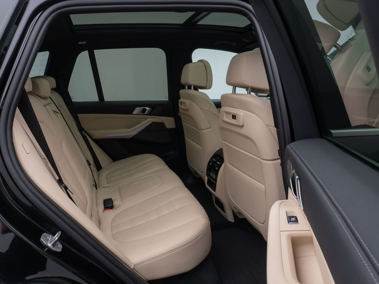 Fahrzeugabbildung BMW X5 xD45e XLine Panorama DAB H/K SoftCL AHK Sport