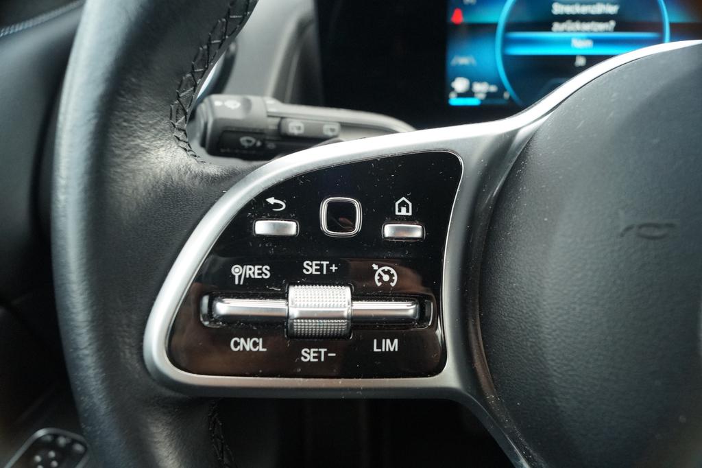 Mercedes-Benz GLB 220