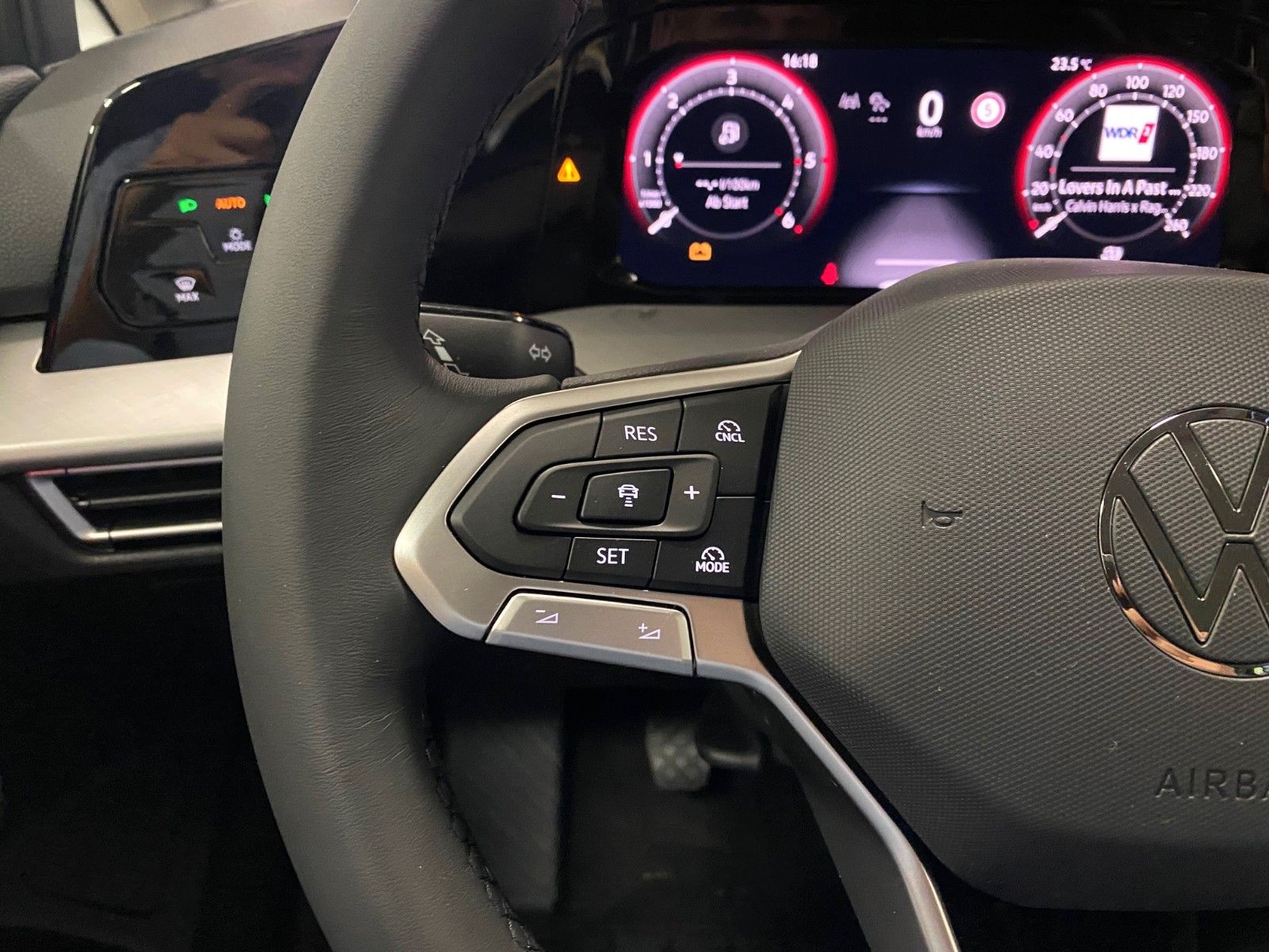 Fahrzeugabbildung Volkswagen Golf 8 Variant 2.0 TDI Life Variant+ACC+PDC v+h+