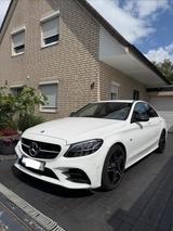 Mercedes-Benz C 220 d Autom. - AMG line NIGHT PAKET - Mercedes-Benz C 220 mit Diesel-Antrieb: Weiß, Ambiente-Beleuchtung, Limousine