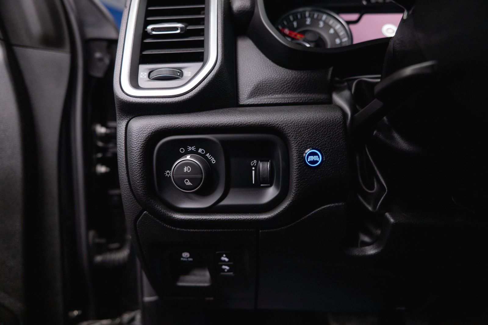Fahrzeugabbildung Dodge RAM 5.7 V8 HEMI 4x4 LARAMIE Limited Offroad LED