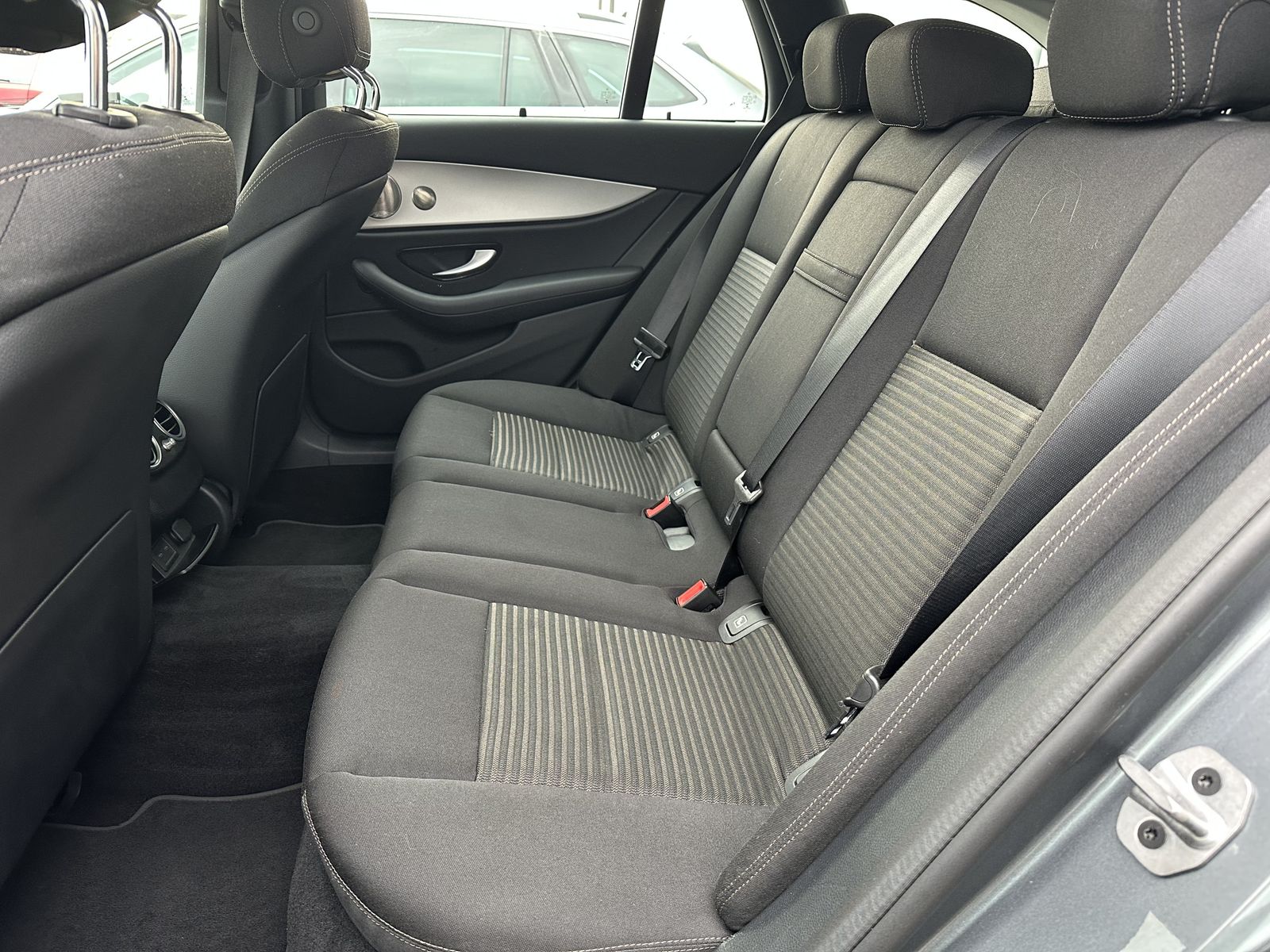 Fahrzeugabbildung Mercedes-Benz E 220d T Avantgarde NAV+LED+KAM+AHK+BURMEISTER