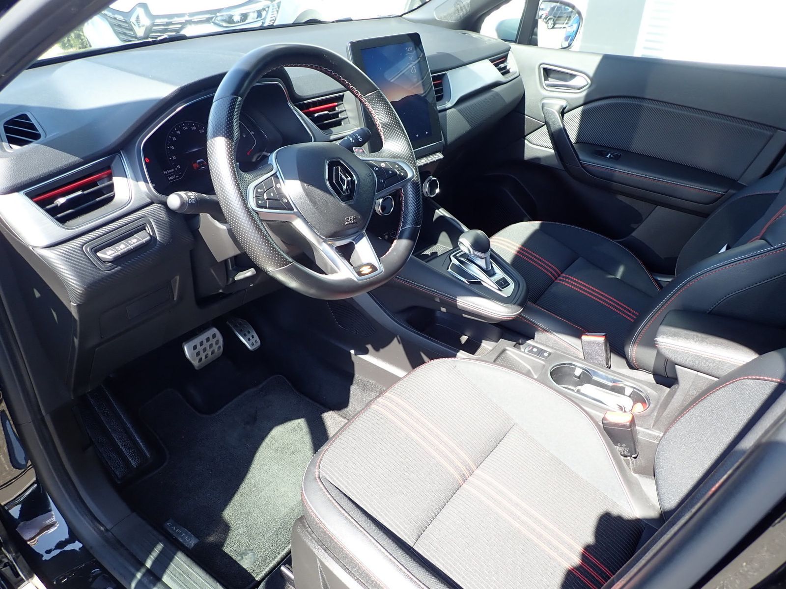 Fahrzeugabbildung Renault Captur TCe 140 EDC R.S.LINE/AUTOM./SHZ/NAVI/AHK/