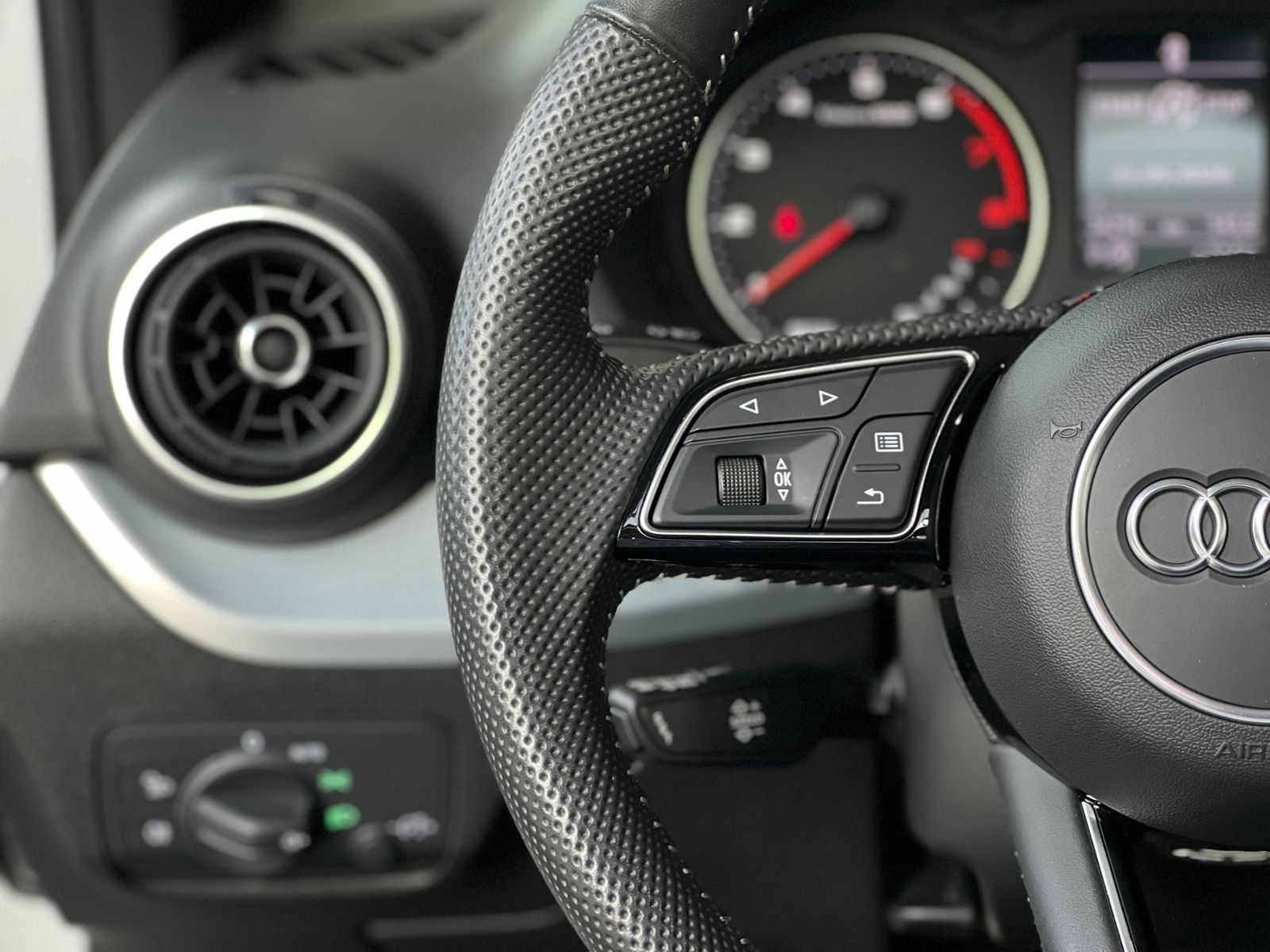 Fahrzeugabbildung Audi Q2 35 TFSI S-Tronic S Line PANO SHZ LED NAVI