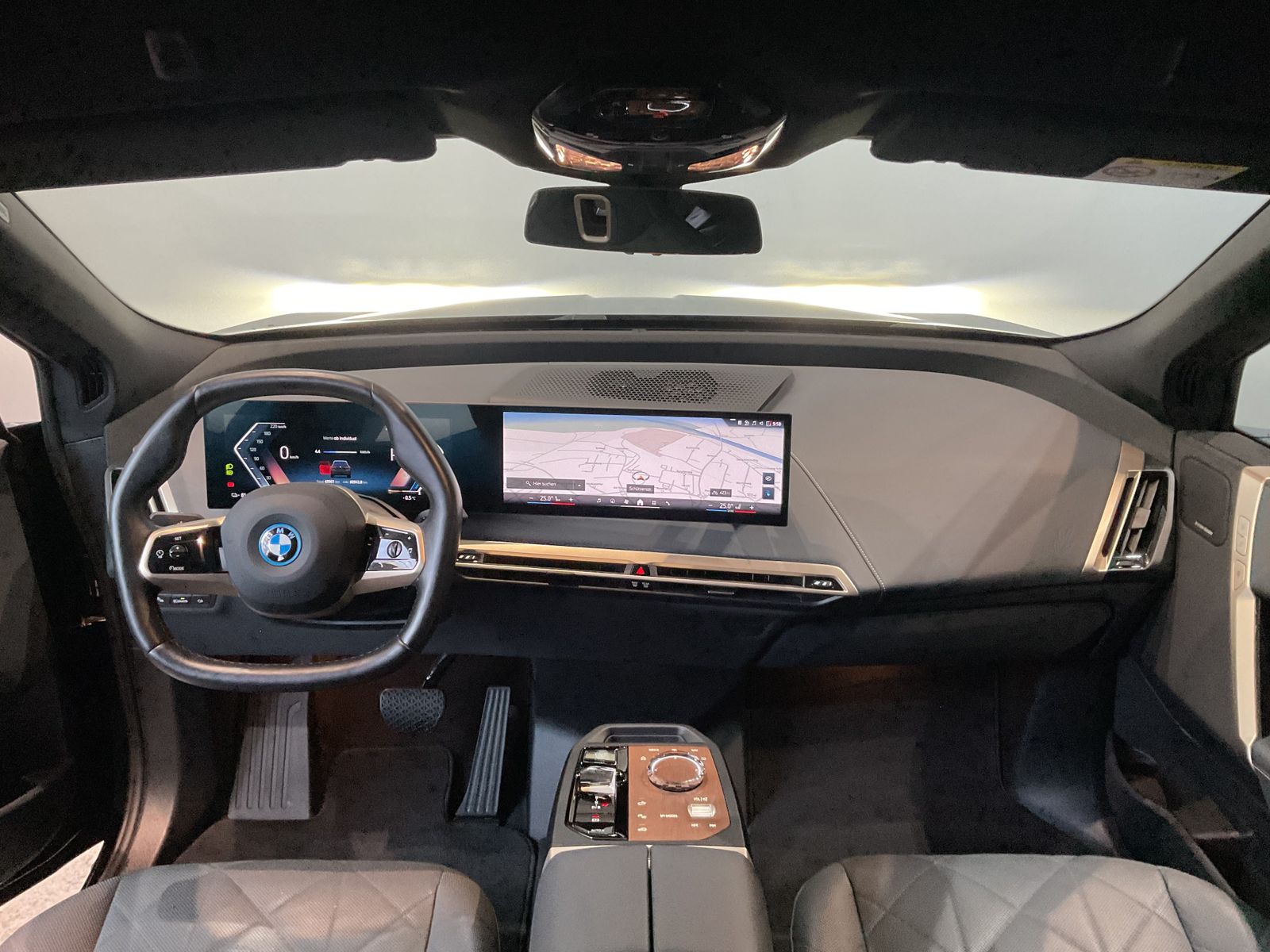 Fahrzeugabbildung BMW iX xDrive40 Sportpaket HK HiFi DAB Pano.Dach