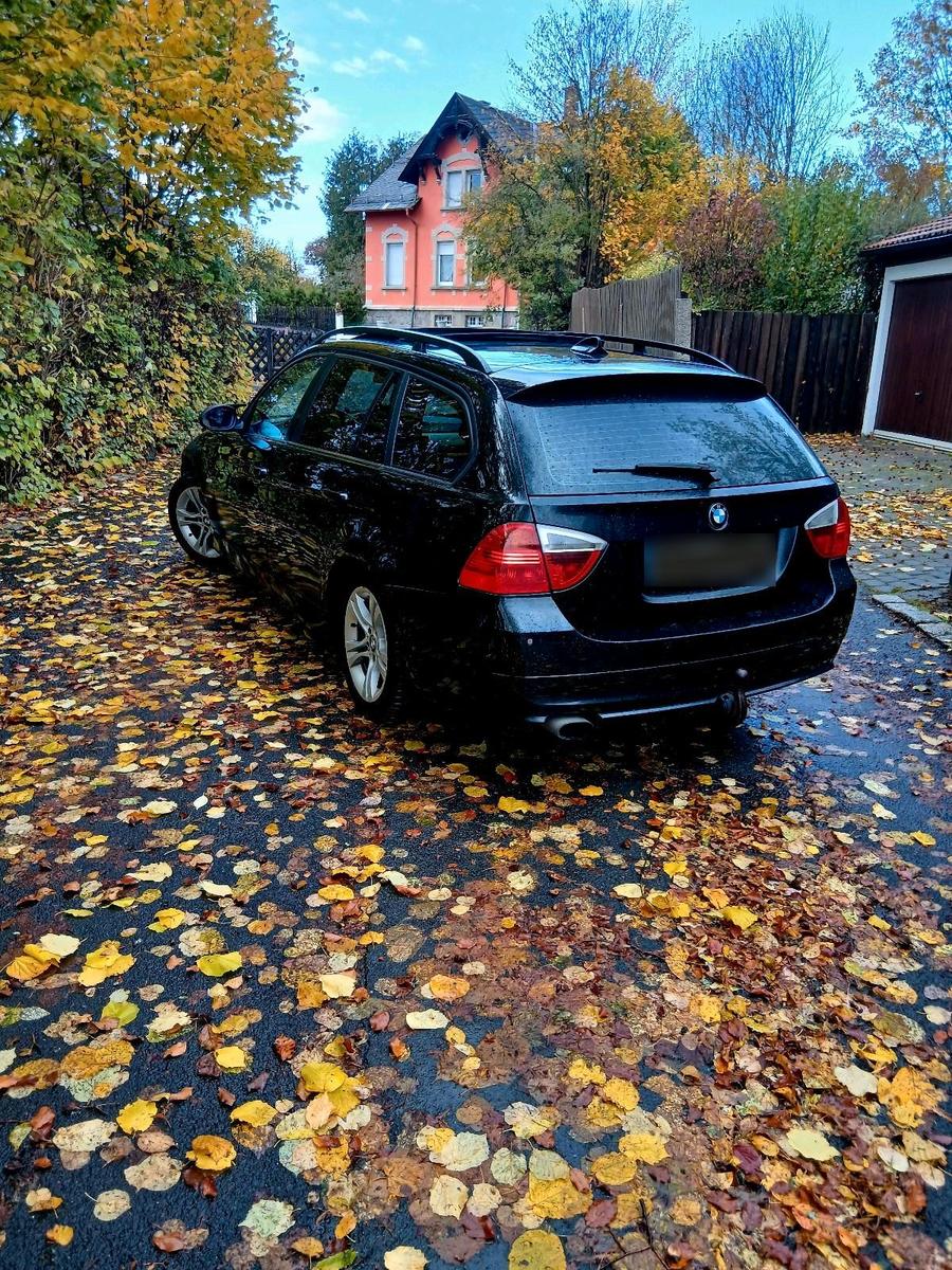 BMW 320 2008 — салон